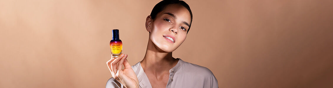 Image shows a woman holding the L'OCCITANE Immortelle reset serum 