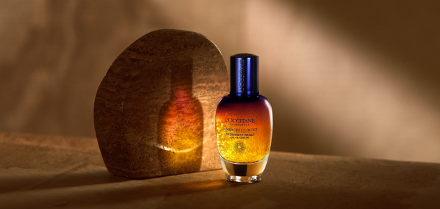Woman holding the Immortelle Reset Serum 