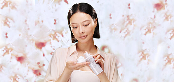 A woman applying Reine Blanche Intense illuminating Foam