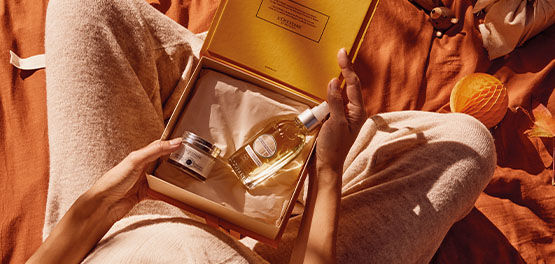 This image shows The L'OCCITANE gift set consisting of the L'OCCITANE Almond Shower Oil and the L'OCCITANE Shea Face Cream