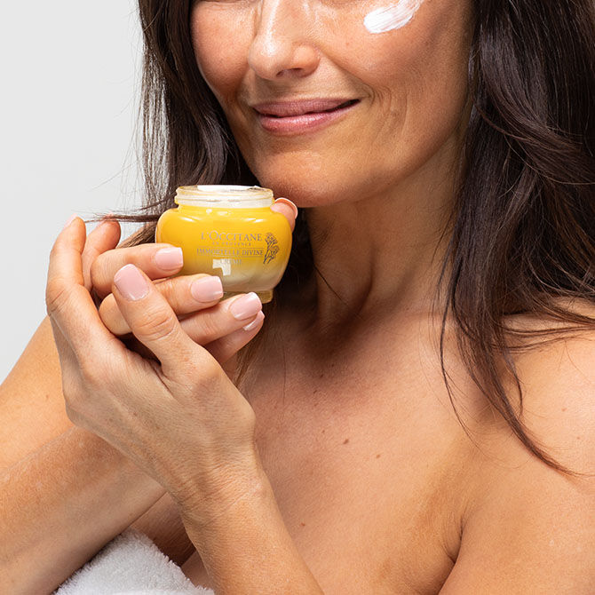 Woman holding the L'OCCITANE immortelle divine cream
