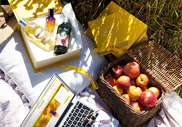 Shopping online with L'OCCITANE outdoors in the summer. 