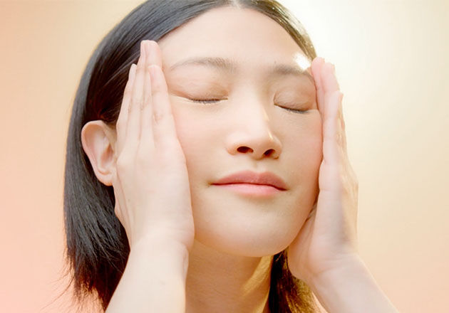 Woman with clear, radiant and glowing skin.