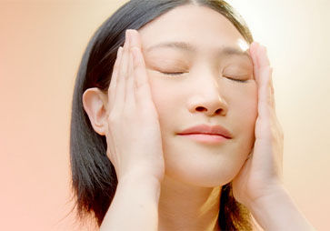 Woman with clear, radiant and glowing skin.