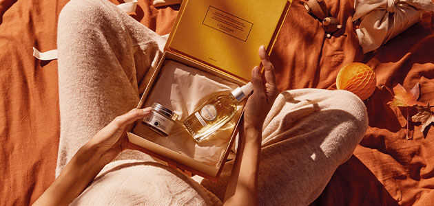 This image shows The L'OCCITANE gift set consisting of the L'OCCITANE Almond Shower Oil and the L'OCCITANE Shea Face Cream